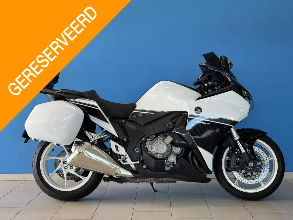 Honda VFR 1200 F DCT ABS | Lees de Tekst! | TomTom | Top Koffer | Zijkoffers | Originele uitlaat | Onderhoudshistorie beschikbaar | ( Showroom Vianen - Tel: 06-19079548 )