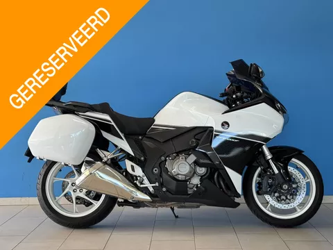 Honda VFR 1200 F DCT ABS | Lees de Tekst! | TomTom | Top Koffer | Zijkoffers | Originele uitlaat | Onderhoudshistorie beschikbaar | ( Showroom Vianen - Tel: 06-19079548 )