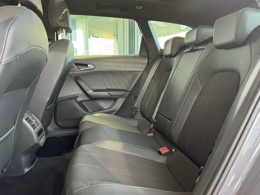 CUPRA Leon Sportstourer 1.5 eTSI Automaat Business Edition | Panorama Schuifdak | Navigatie | Climate Control | LED Verlichting | 18"Lmv | Camera | Keyless Go | Apple Carplay/Android Auto  ( Vestiging - Vianen ) CUPRA Leon Sportstourer 1.5 eTSI Automaat Business Edition | Panorama Schuifdak | Navigatie | Climate Control | LED Verlichting | 18"Lmv | Camera | Keyless Go | Apple Carplay/Android Auto  ( Vestiging - Vianen )