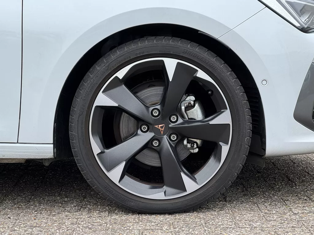 CUPRA Leon Sportstourer 1.5 eTSI Automaat Business Edition | Panorama Schuifdak | Navigatie | Climate Control | LED Verlichting | 18"Lmv | Camera | Keyless Go | Apple Carplay/Android Auto  ( Vestiging - Vianen ) CUPRA Leon Sportstourer 1.5 eTSI Automaat Business Edition | Panorama Schuifdak | Navigatie | Climate Control | LED Verlichting | 18"Lmv | Camera | Keyless Go | Apple Carplay/Android Auto  ( Vestiging - Vianen )