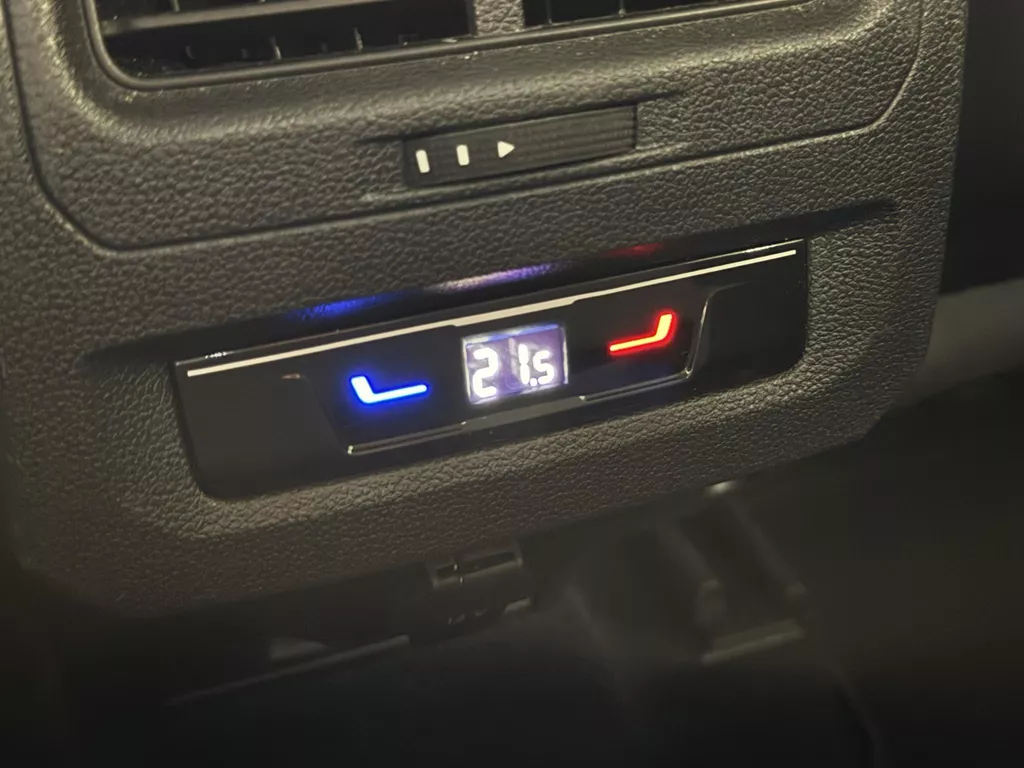 Volkswagen Touran 1.5 TSI Active 7 Persoons | Climate Control | Virtual Cockpit | Cruise Control | Navigatie | Apple Carplay/Android Auto | Stoelverwarming | Dodehoek detectie | ( Vestiging - Vianen Tel: 0347-371248 ) Volkswagen Touran 1.5 TSI Active 7 Persoons | Climate Control | Virtual Cockpit | Cruise Control | Navigatie | Apple Carplay/Android Auto | Stoelverwarming | Dodehoek detectie | ( Vestiging - Vianen Tel: 0347-371248 )