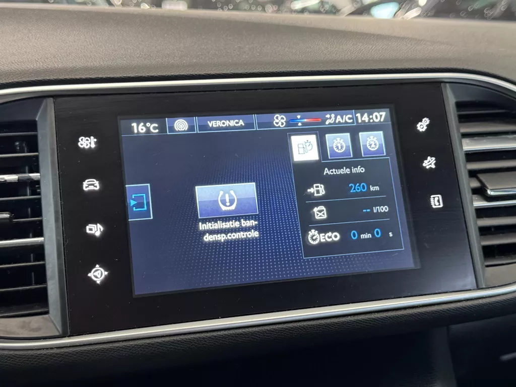 Peugeot 308 SW 1.2 PureTech Blue Lease | Airco | Navi | Cruise | LED dagrijverlichting ( Vestiging - Driebergen ) Peugeot 308 SW 1.2 PureTech Blue Lease | Airco | Navi | Cruise | LED dagrijverlichting ( Vestiging - Driebergen )