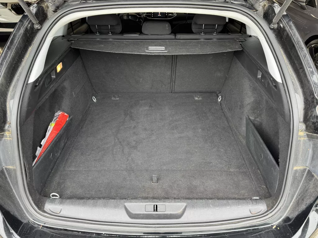 Peugeot 308 SW 1.2 PureTech Blue Lease | Airco | Navi | Cruise | LED dagrijverlichting ( Vestiging - Driebergen ) Peugeot 308 SW 1.2 PureTech Blue Lease | Airco | Navi | Cruise | LED dagrijverlichting ( Vestiging - Driebergen )