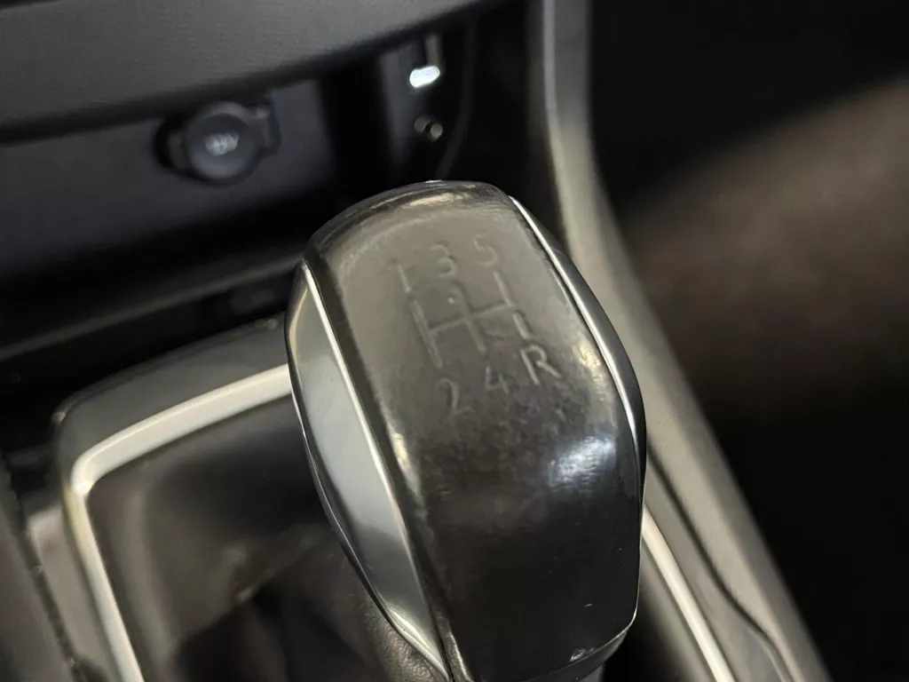 Peugeot 308 SW 1.2 PureTech Blue Lease | Airco | Navi | Cruise | LED dagrijverlichting ( Vestiging - Driebergen ) Peugeot 308 SW 1.2 PureTech Blue Lease | Airco | Navi | Cruise | LED dagrijverlichting ( Vestiging - Driebergen )