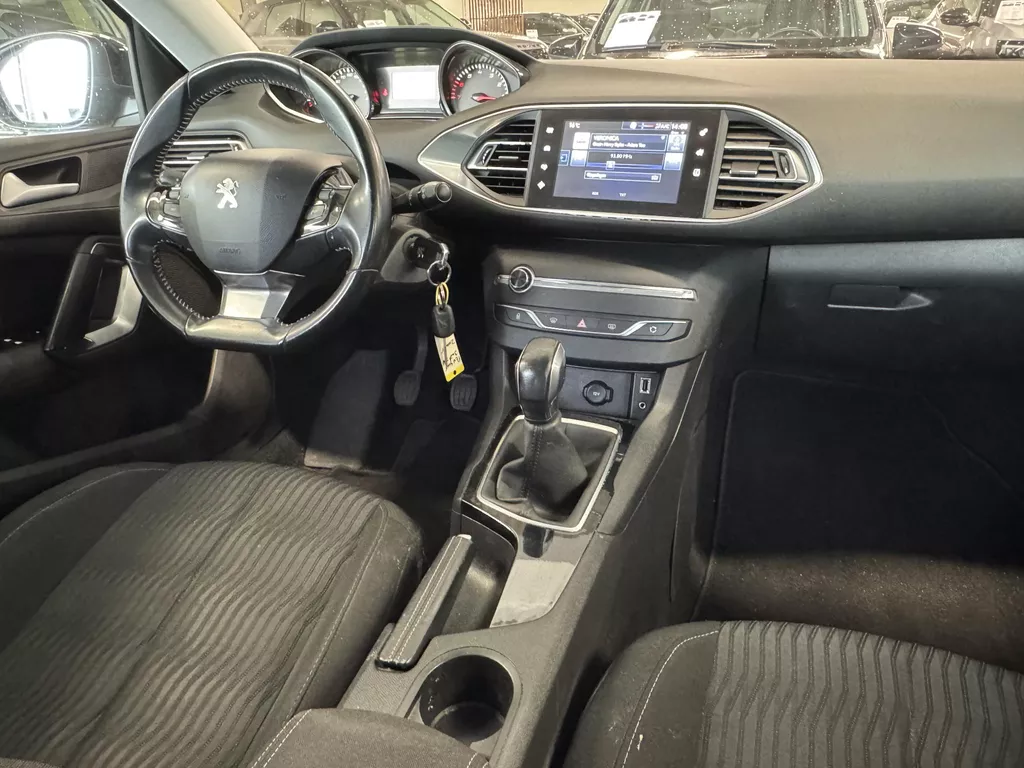 Peugeot 308 SW 1.2 PureTech Blue Lease | Airco | Navi | Cruise | LED dagrijverlichting ( Vestiging - Driebergen ) Peugeot 308 SW 1.2 PureTech Blue Lease | Airco | Navi | Cruise | LED dagrijverlichting ( Vestiging - Driebergen )