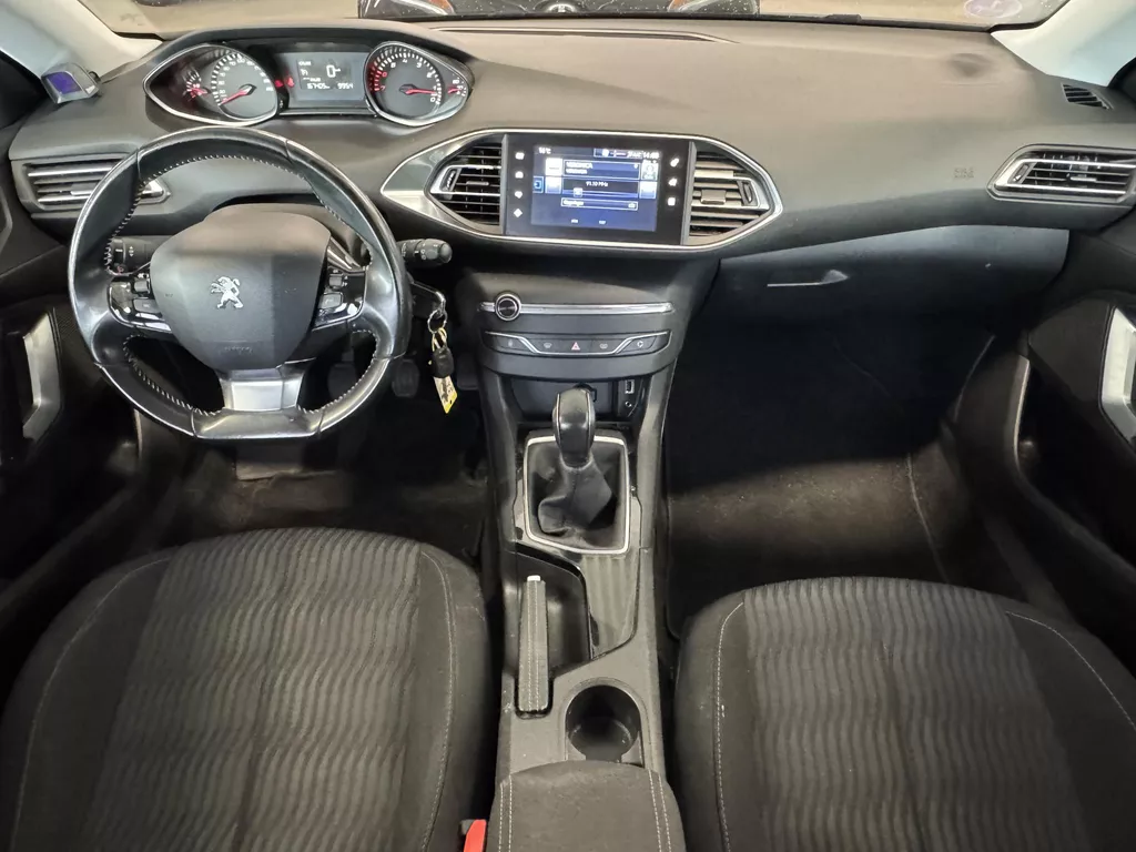 Peugeot 308 SW 1.2 PureTech Blue Lease | Airco | Navi | Cruise | LED dagrijverlichting ( Vestiging - Driebergen ) Peugeot 308 SW 1.2 PureTech Blue Lease | Airco | Navi | Cruise | LED dagrijverlichting ( Vestiging - Driebergen )