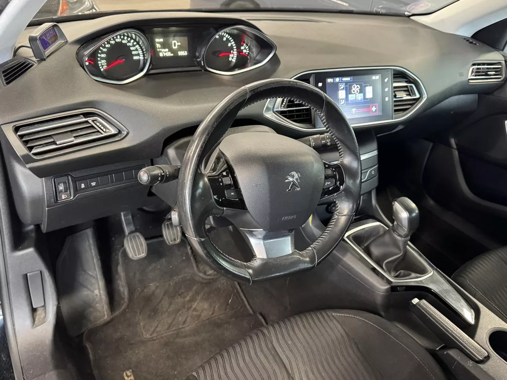 Peugeot 308 SW 1.2 PureTech Blue Lease | Airco | Navi | Cruise | LED dagrijverlichting ( Vestiging - Driebergen ) Peugeot 308 SW 1.2 PureTech Blue Lease | Airco | Navi | Cruise | LED dagrijverlichting ( Vestiging - Driebergen )