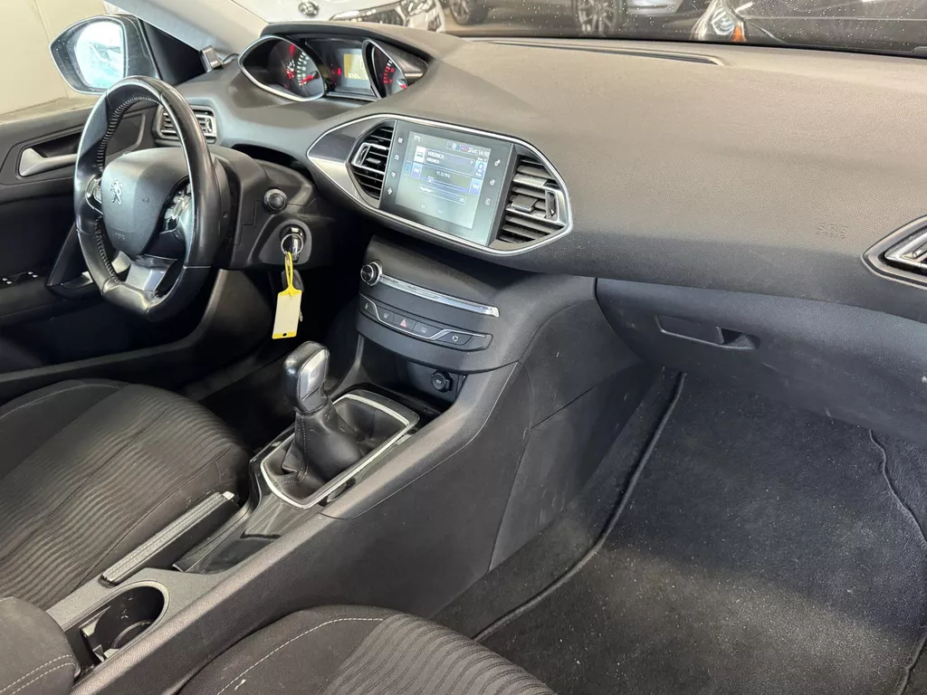 Peugeot 308 SW 1.2 PureTech Blue Lease | Airco | Navi | Cruise | LED dagrijverlichting ( Vestiging - Driebergen ) Peugeot 308 SW 1.2 PureTech Blue Lease | Airco | Navi | Cruise | LED dagrijverlichting ( Vestiging - Driebergen )