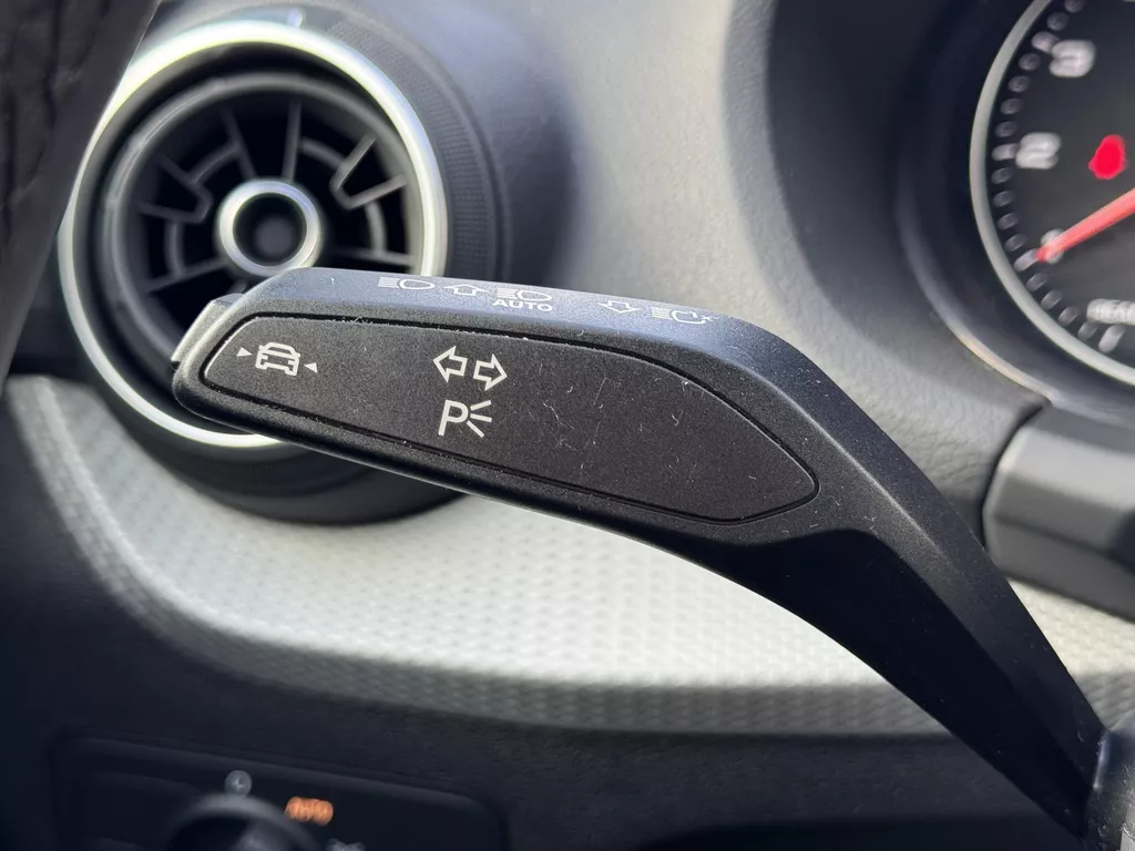 Audi Q2 35 TFSI S Edition | Camera | Airco | Navi | Extra getint glas | LM velgen | Verwarmde voorstoelen | LED - Kop / Achterlichten ( Vestiging - Nieuwegein ) Audi Q2 35 TFSI S Edition | Camera | Airco | Navi | Extra getint glas | LM velgen | Verwarmde voorstoelen | LED - Kop / Achterlichten ( Vestiging - Nieuwegein )