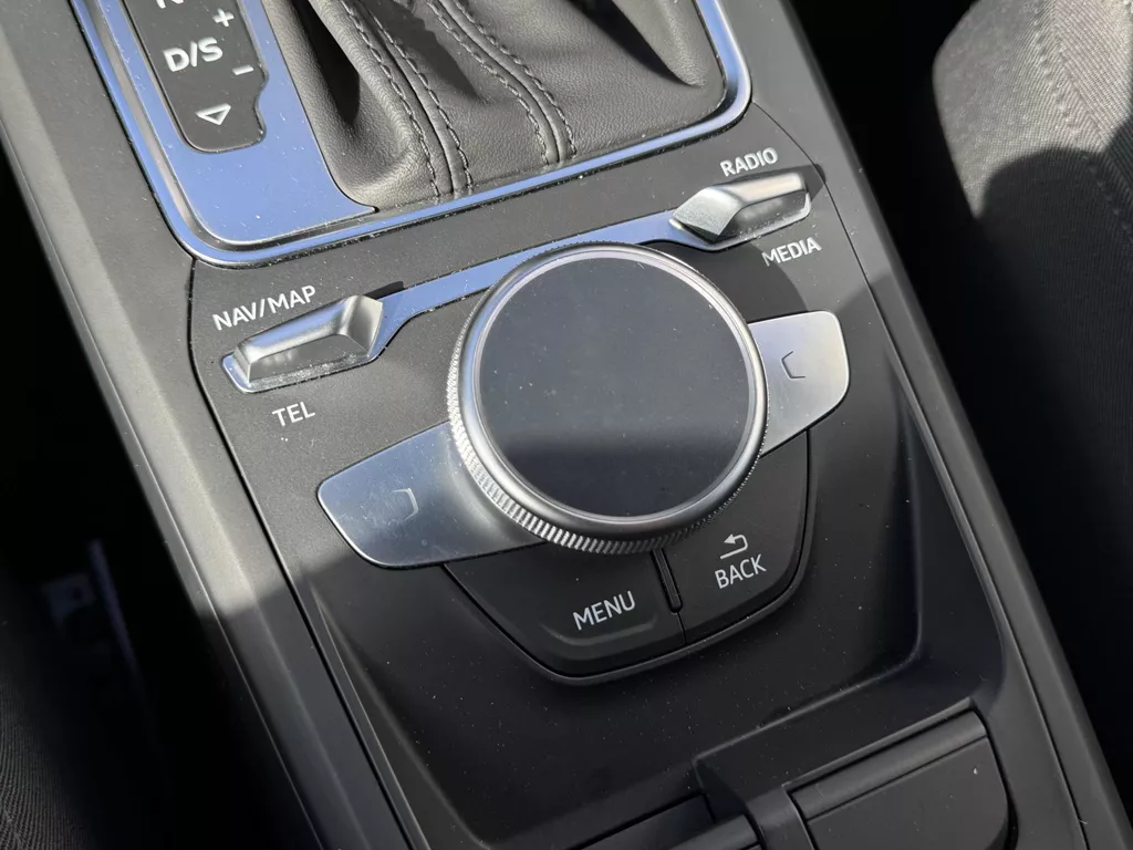 Audi Q2 35 TFSI S Edition | Camera | Airco | Navi | Extra getint glas | LM velgen | Verwarmde voorstoelen | LED - Kop / Achterlichten ( Vestiging - Nieuwegein ) Audi Q2 35 TFSI S Edition | Camera | Airco | Navi | Extra getint glas | LM velgen | Verwarmde voorstoelen | LED - Kop / Achterlichten ( Vestiging - Nieuwegein )