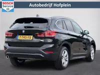 BMW X1 sDrive18iA High Executive | Cruise Control | Camera | Navigatie | Stoelverwarming | LM-Velgen | Climate Control | Elektrisch bedienbare Achterklep | Parkeer Sensoren voor en achter | LED Verlichting Foto
